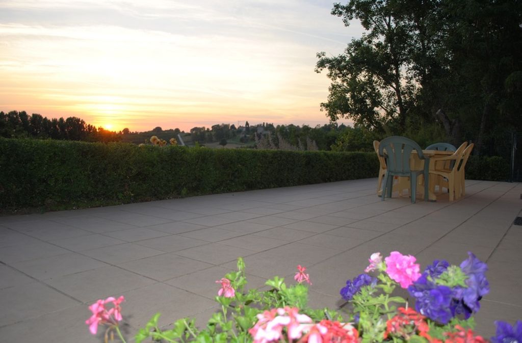 Terrasse et lumière du soir à Boisse